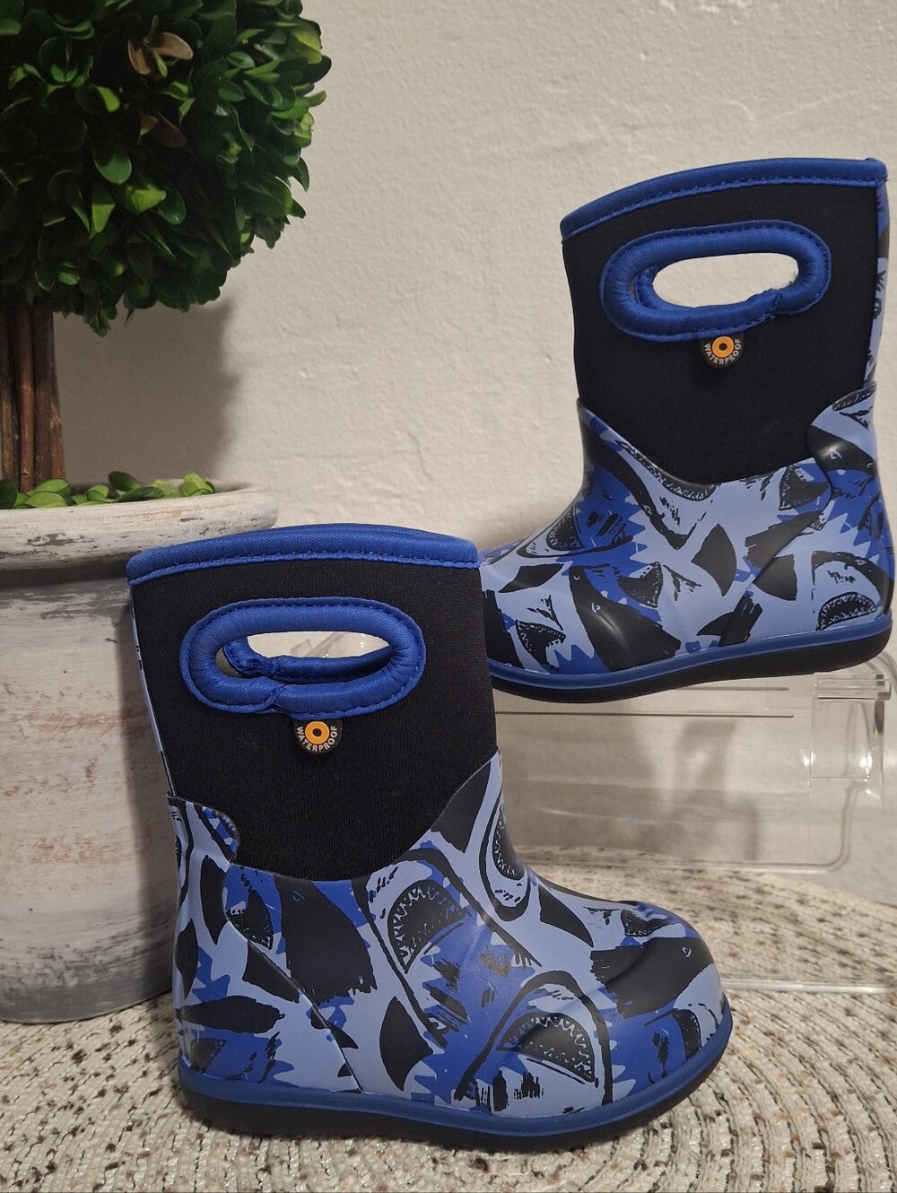 Kids Blue Shark Print Rain/Snow Boots Size 5.